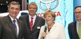 Angela Merkel obiskala Toyotin razstavni prostor