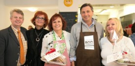 Borut Pahor peče božično pecivo za otroke