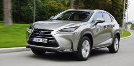 Na cesto zapeljal miljonti hibridni Lexus