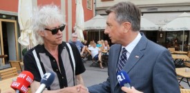 Predsednik Borut Pahor in rocker Bob Geldof klepetala na terasi lokala