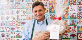 Borut Pahor peče božično pecivo za otroke 2017