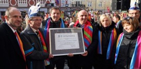 Mednarodna karnevalska povorka ovila staro mesto novih doživetij v pisane barve