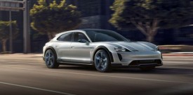 Do leta 2025 bo kar polovica prodanih Porschejev električnih