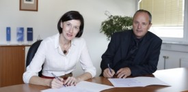 Podpis pogodbe med direktorjema SAOP d.o.o. in Opal informatika d.o.o.