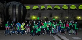 Zeleno obarvan Mariborski grad in fontana na Glavnem trgu ob svetovnem dnevu cerebralne paralize