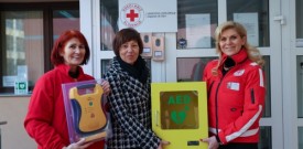 Predaja defibrilatorja in opreme Rdečemu Križu