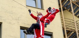Spust božičkov iz vrha Klinike za prediatrijo Maribor