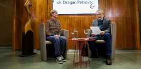 Dr. Mateja Ratej in dr. Dragan Petrovec gostja v skednju Škrabčeve domačije