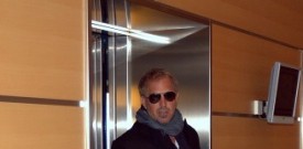 Kevin Costner odhaja iz hotela