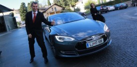 Minister Omerzel testiral električno limuzino Tesla