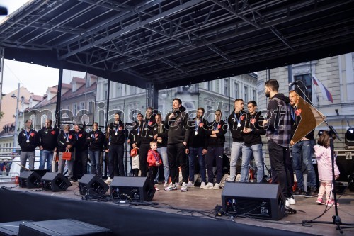 Sprejem srebrnih odbojkarjev na Kongresnem trgu