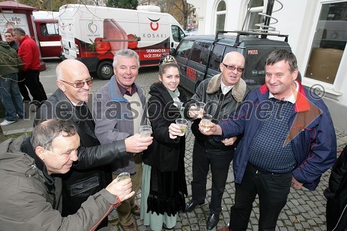 Anja Jamšek, mariborska vinska kraljica za obdobje 2008-2010 z obiskovalci