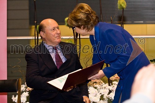 Ivan Peršak, prejemnik nagrade za Izjemno osebnost leta 2008 in Marjeta Cotman, ministrica za delo, družino in socialne zadeve
