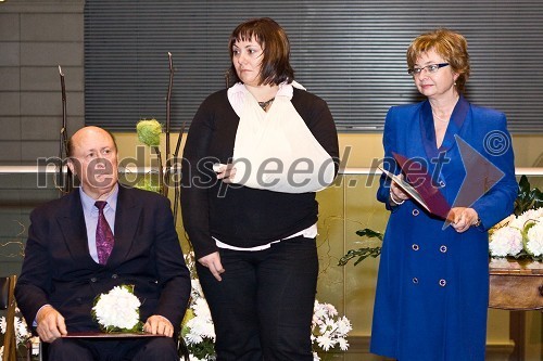 Ivan Peršak in Suzana Vaupotič, prejemnika Zahvale in Matjeta Cotman, ministrica za delo, družino in socialne zadeve