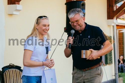 Janja Garnbret ob prejemu darila znamke Prešeren	