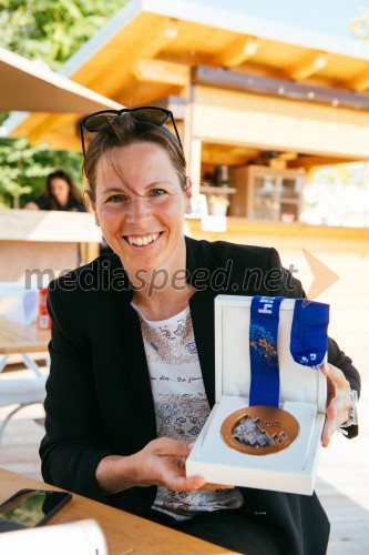 Vesna Fabjan s svojo bronasto medaljo v sprintu - nordijsko smučanje, OI Soči, 2014