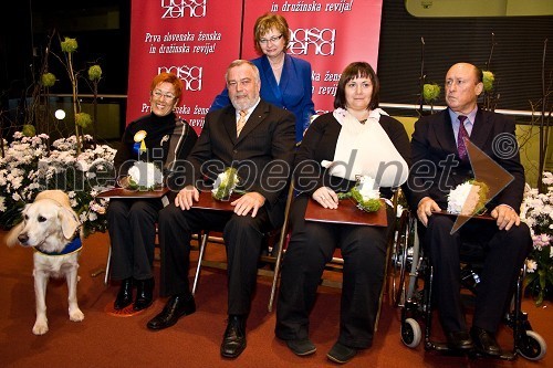 Predstavnica društva Tačke pomagačke, Emil Grižon, Marjeta Cotman, ministrica za delo, družino in socialno delo, Suzana Vaupotič in Ivan Peršak, dobitniki Zahval