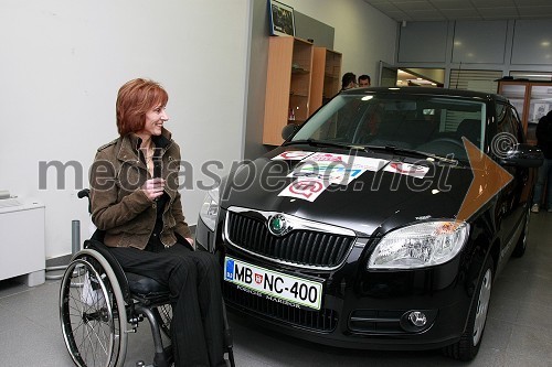 Božica Plemeniti, članica Društva paraplegikov Severne Štajerske ob novi Škodi Fabia