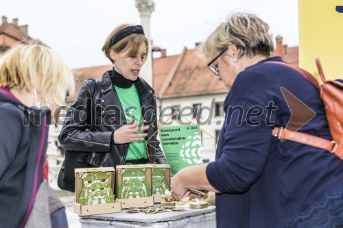 Na stojnicah so lahko mimoidoči kupili zanimive izdelke, ki so jih naredili uporabniki VDC Sonček Pobrežje.