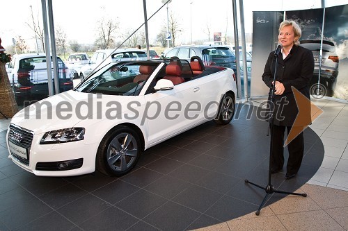 Sabrina Pečelin, vodja službe za odnose z javnostmi pri Porsche Slovenija d.o.o. in Audi A3 Cabriolet