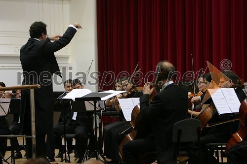 Komorno simfonični orkester iz Madžarske in Alberto Roque Santana, dirigent
