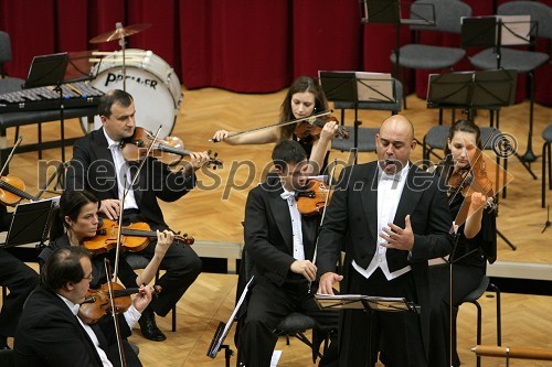 Komorno simfonični orkester iz Madžarske in Alberto Feria, bass