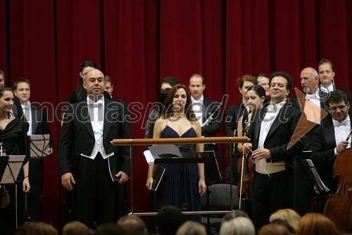 Alberto Feria, bass, Raquel Lojendio, sopran, Alberto Roque Santana, dirigent in Komorno simfonični orkester iz Madžarske