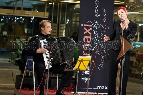 Zmago Štih, harmonikaš in Nika Vipotnik, šansonjerka