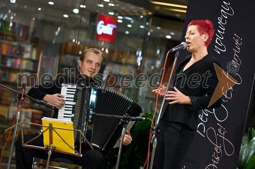 Zmago Štih, harmonikaš in Nika Vipotnik, šansonjerka