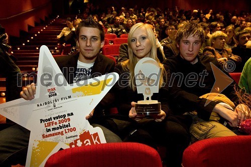 Mitja Mlakar, Mojca Pernat, Miha Šubic, dobitniki nagrade ITAK filmfesta za najboljši film, posnet s prenosnim telefonom 