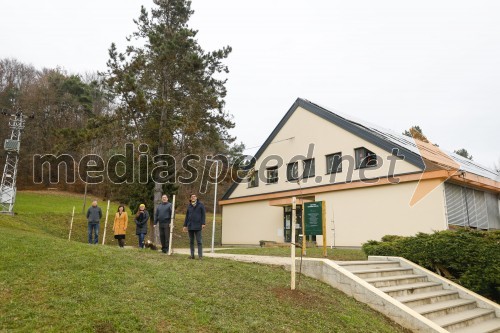 V Besnici ob šoli zasadili besniške voščenke