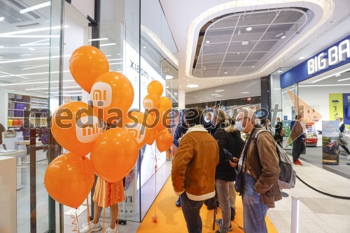 Ljubljana z navdušenjem pospremila odprtje trgovine Xiaomi Store