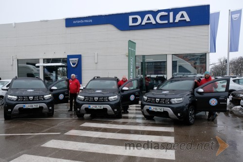 Nova vozila Dacia Duster Prestige 1.5 Blue dCi 115 4x4 s predstavniki društev gorske reševalne službe iz Kranjske Gore, Tržiča in Celja