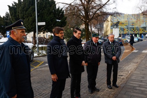 Polaganje venca k obeležju pred mestno občino Kranj