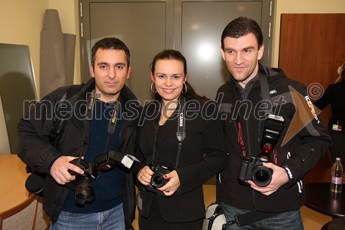 Željko Zeleničič, fotograf, Maja Fabjan, organizatorka marketinških aktivnosti v igralniško-zabaviščnem centru Mond in Marko Pigac, fotograf