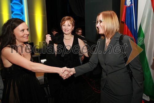 Mirjana Lovrič, odgovorna urednica TV Lendava in povezovalka večera, Helena Zver, pomočnica generalnega direktorja RTV Slovenija za madžarsko narodno skupnost in Cvetka Žirovnik, pomočnica generalnega direktorja RTV Slovenija za organizacijo, kadre in izobraževanje