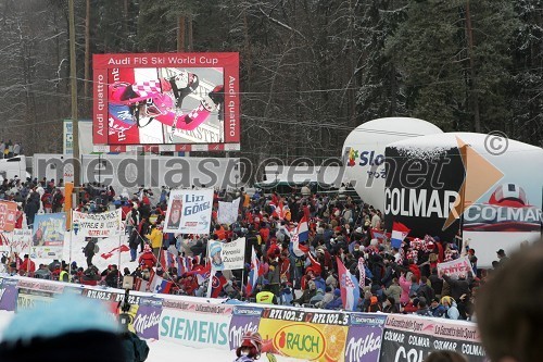 Hrvaški navijači pred štartom Janice Kostelič
(nedeljski slalom)