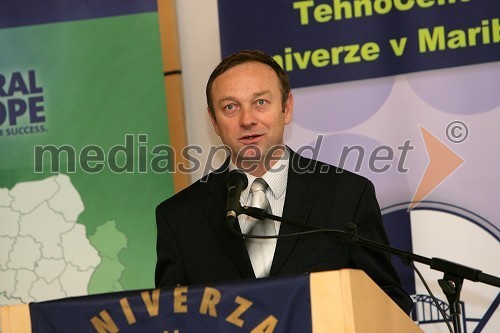 Stane Kocutar, urednik oddaj na Radiu Maribor in povezovalec dogodka