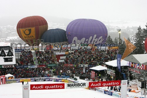 Pogled na cilj in tribune
(nedeljski slalom)