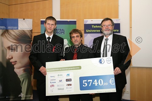 Simon Štancar, direktor Tehno centra Univerze v Mariboru, dr. Iztok Kramberger, Naj raziskovalec po mnenju gospodarstva 2008 in dr. Ivan Rozman, rektor Univerze v Mariboru