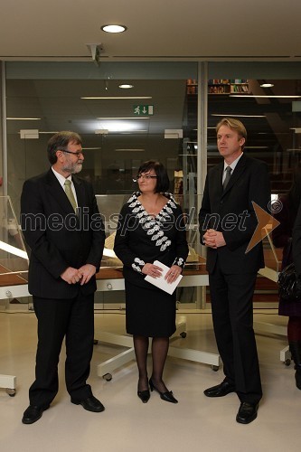 Prof. dr. Ivan Rozman, rektor Univerze v Mariboru, Vlasta Stavbar, ravnateljica Univerzitetne knjižnice Maribor in Gregor Golobič, minister za visoko šolstvo, znanost in tehnologijo