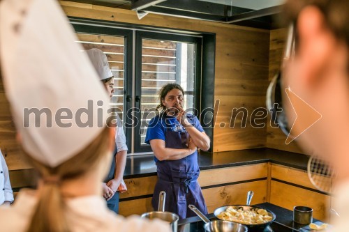 Kuhinja z Michelinovo zvezdico v rokah dijakov