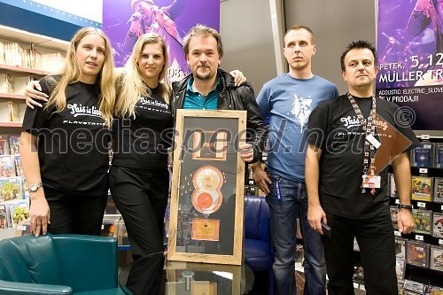 Gibonni in ekipa prodajalcev na oddelku s CD ploščami v trgovini Müller