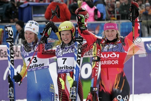 Prve tri smučarke: tretjeuvrščena Therese Borssen, Švedska, zmagovalka Marlies Schild, Avstrija in drugouvrščena Janica Kostelič, Hrvaška
(nedeljski slalom)