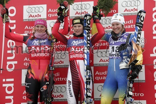 Prve tri smučarke: drugouvrščena Janica Kostelič, Hrvaška, zmagovalka Marlies Schild, Avstrija in tretjeuvrščena Therese Borssen, Švedska
(nedeljski slalom)