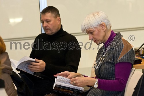 Barbra Drnač, plesna novinarka in urednica oddaje Parada plesa, v ozadju Bojan Požar, odgovorni urednik portala pozareport.si