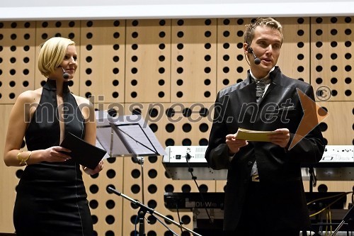 Anja Tomažin in Miha Alujevič, voditelja prireditve