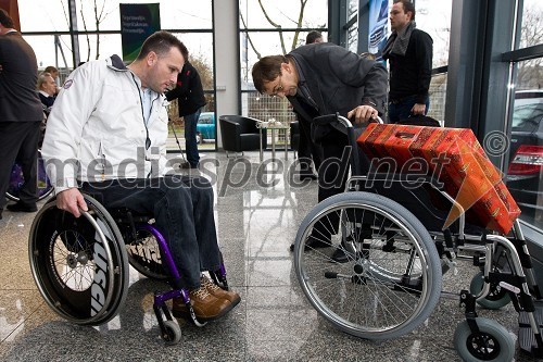 Predaja invalidskih vozičkov Zvezi paraplegikov Slovenije