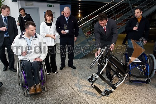 Predaja invalidskih vozičkov Zvezi paraplegikov Slovenije, predstavitev invalidskih vozičkov