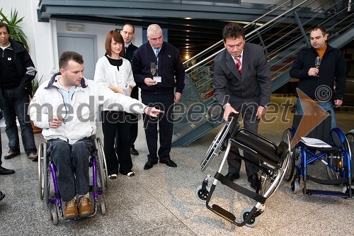 Predaja invalidskih vozičkov Zvezi paraplegikov Slovenije, predstavitev invalidskih vozičkov